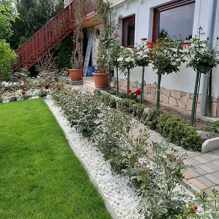 Rozsakert Vendeghaz 住宿加早餐酒店 西格利盖特