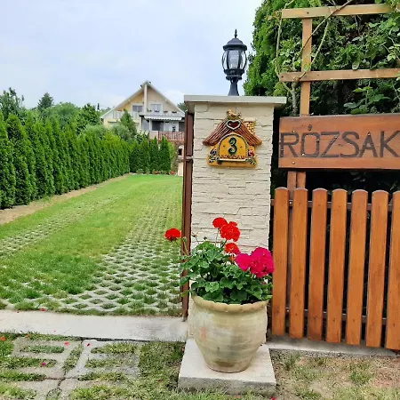 Rozsakert Vendeghaz 住宿加早餐酒店 *