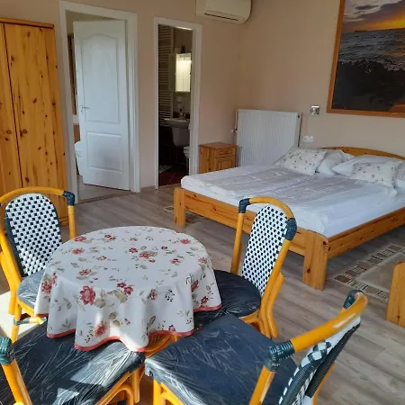 Rozsakert Vendeghaz 住宿加早餐酒店 *