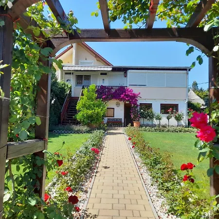 Rozsakert Vendeghaz 住宿加早餐酒店 *