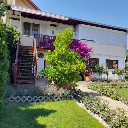 Rozsakert Vendeghaz 住宿加早餐酒店 *