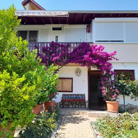 Rozsakert Vendeghaz *