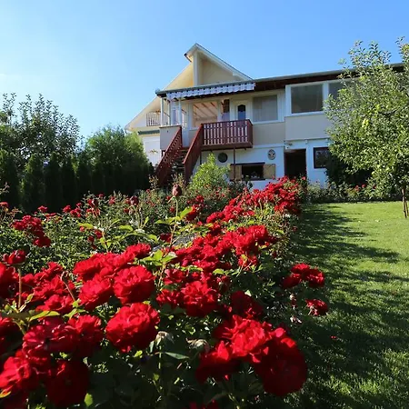 Rozsakert Vendeghaz 住宿加早餐酒店 *