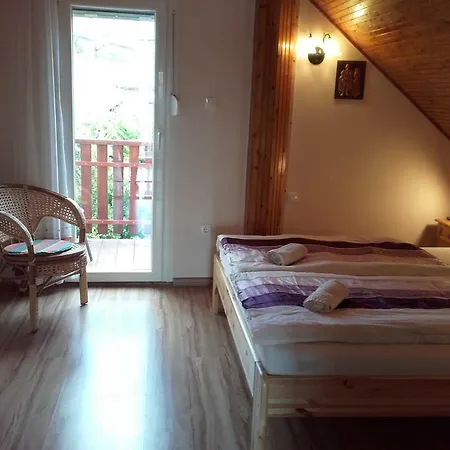 Rozsakert Vendeghaz 住宿加早餐酒店